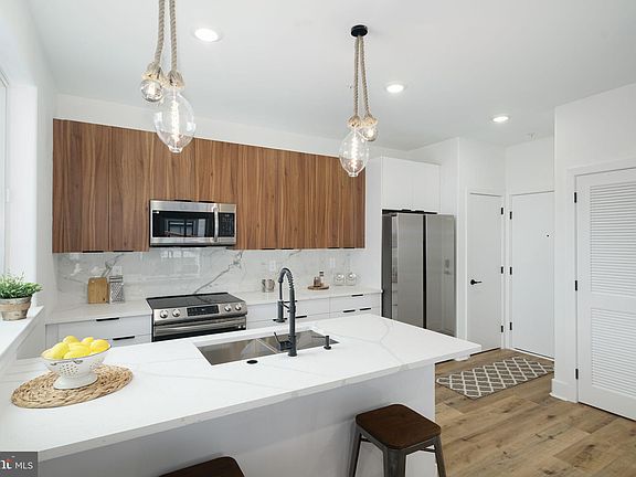 3rd image of 2621 W Oxford St Unit 205
