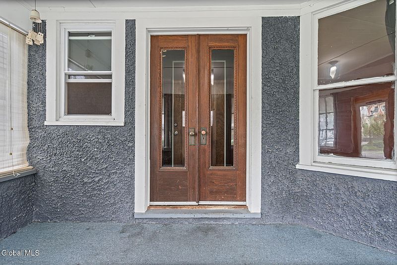3rd image of 62 Grove Avenue