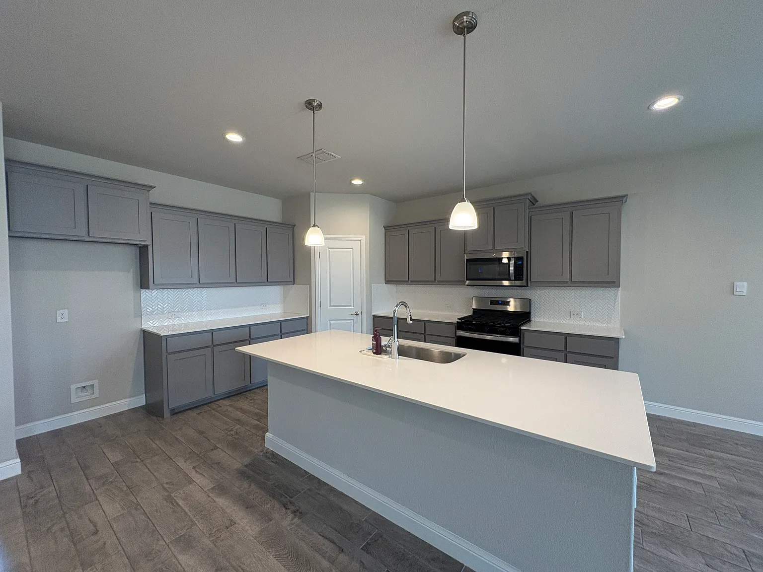 4 bed, 2037 sqft, $2,300 — Photo 3