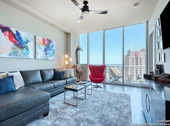 3rd image of 600 E Market St