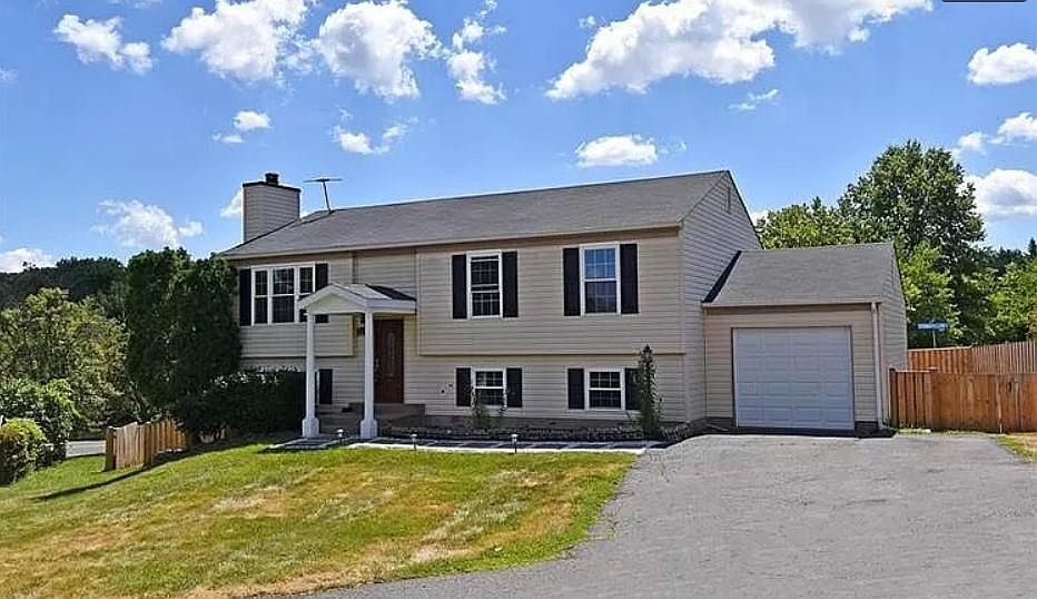 1st image of 13296 Hollinger Ave
