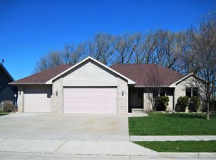 1911 Sherry Ln, Kaukauna, WI 54130