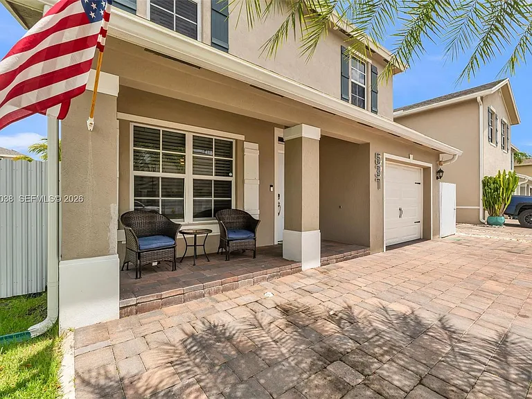 537 NE 6th Ct — Photo 3