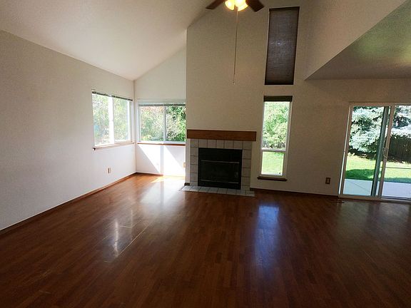 3rd image of 325 Buchanan Ct