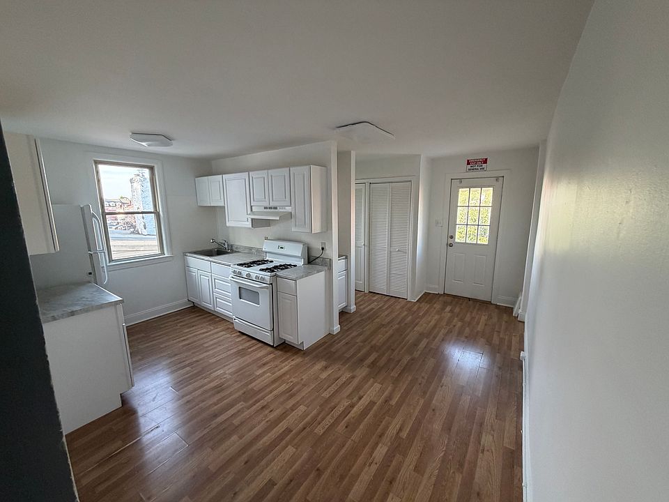 1st image of 429 Locust Ave #3