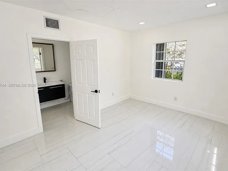 516 La Villa Dr — Photo 4