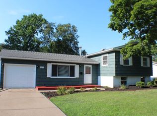 1615 Parkway Dr, Bettendorf, IA 52722