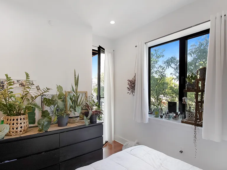 315 Franklin Ave #2R — Photo 8