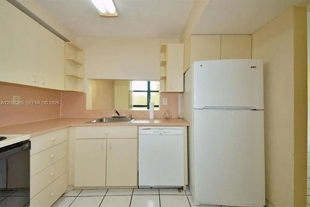 International Park Condo — Photo 3