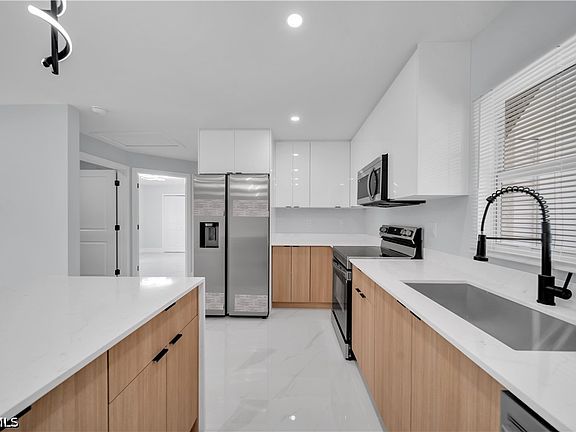 3rd image of 201 Homewood Ave S