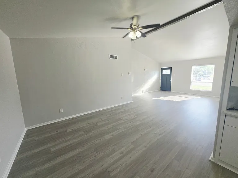 734 Spring Lake Dr — Photo 7