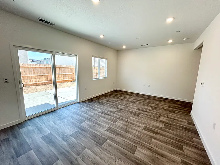 4417 Bellaire Ave — Photo 3