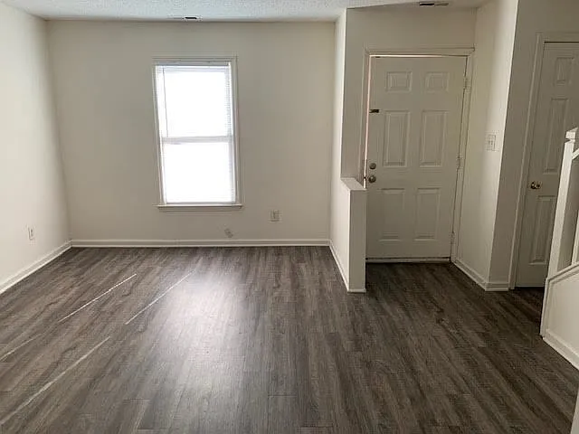 2 bed, 2.5 bath, 1028 sqft, $995 — Photo 2