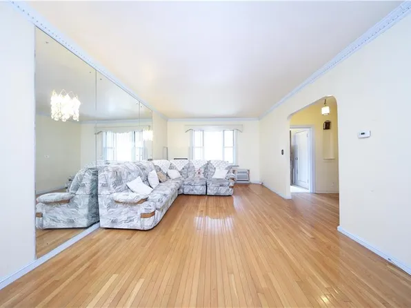 4715 Bedford Avenue image 5 of 35