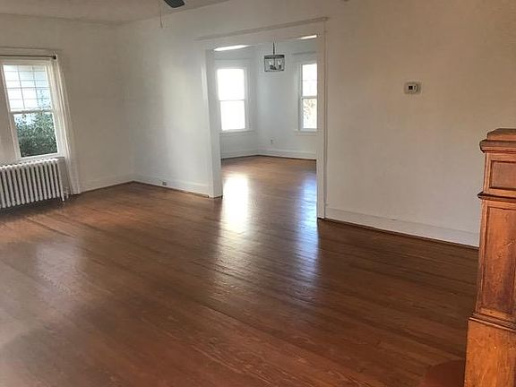3rd image of 122 Archwood Ave