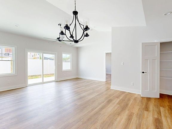5th image of 20 Lockridge Ln