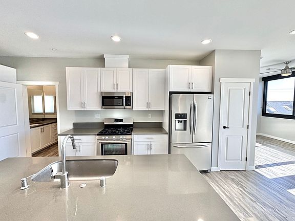 3rd image of 325 Robinson Ave #302