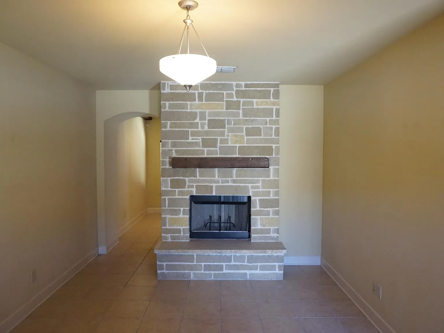 3 bed, 2.5 bath, 1800 sqft, $1,800 — Photo 2