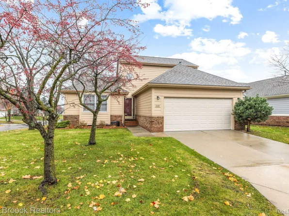 31197 Barrington Dr, Novi, MI 48377