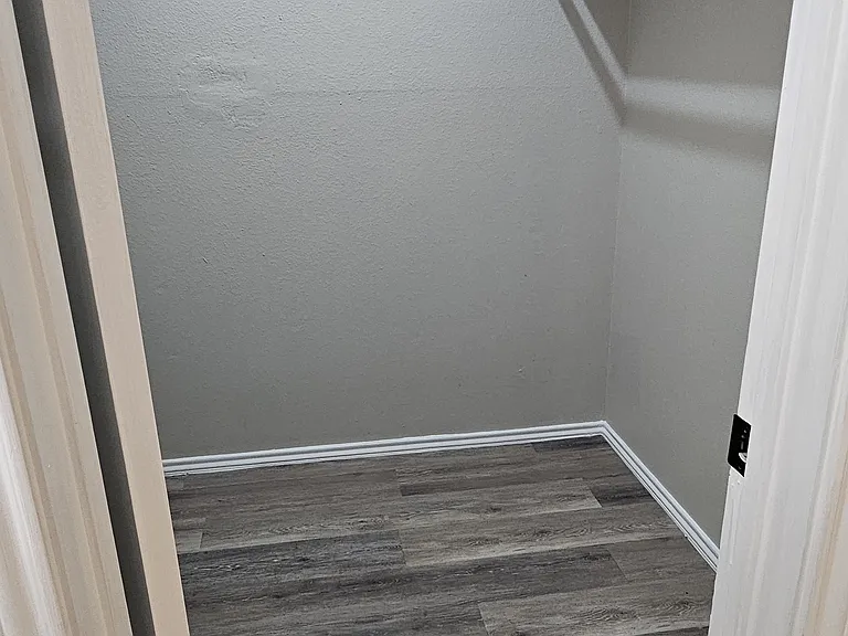 618 Canterbury St — Photo 12