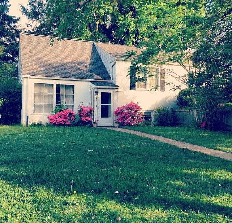 Adorable 3 bedroom twinhouse in desirable area.