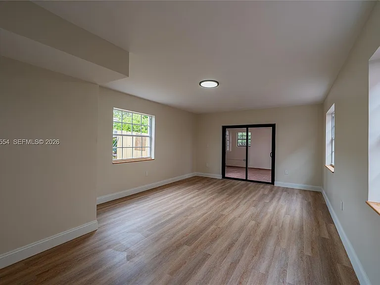 370 Flagami Blvd — Photo 10