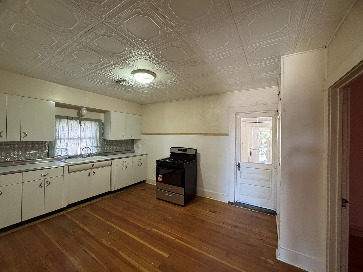 213 Oak St - 1 — Photo 4