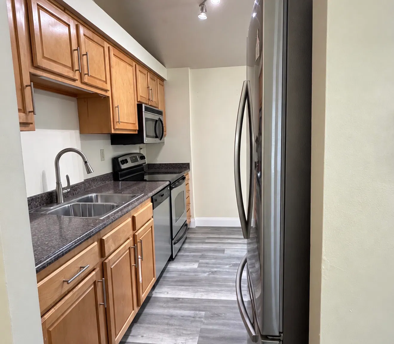 3 bed, 2.5 bath, 1684 sqft, $2,100 — Photo 3