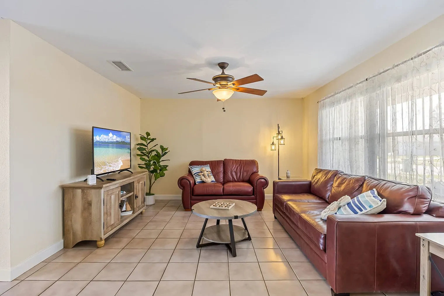 3 bed, 2.0 bath, 1076 sqft, $3,351 — Photo 1