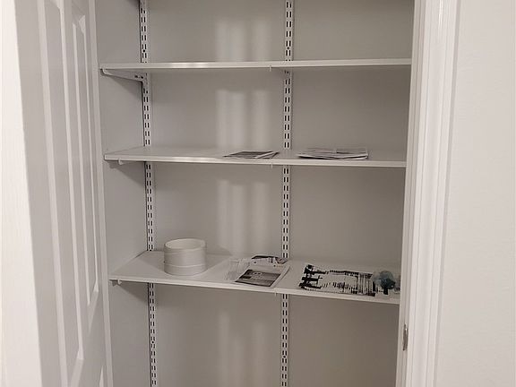 5th image of 932 Melody Ln