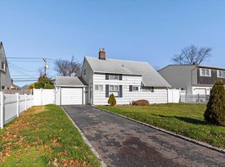 22 Walnut Ln, Hicksville, NY 11801