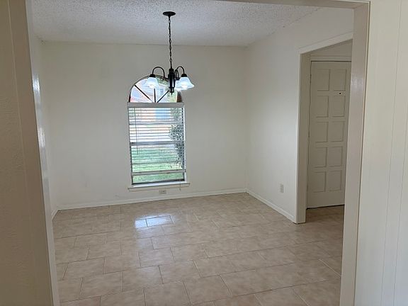 4th image of 1710 Glouchester Dr