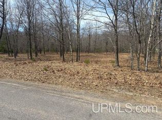 62 Oak Dr, Gladstone, MI 49837