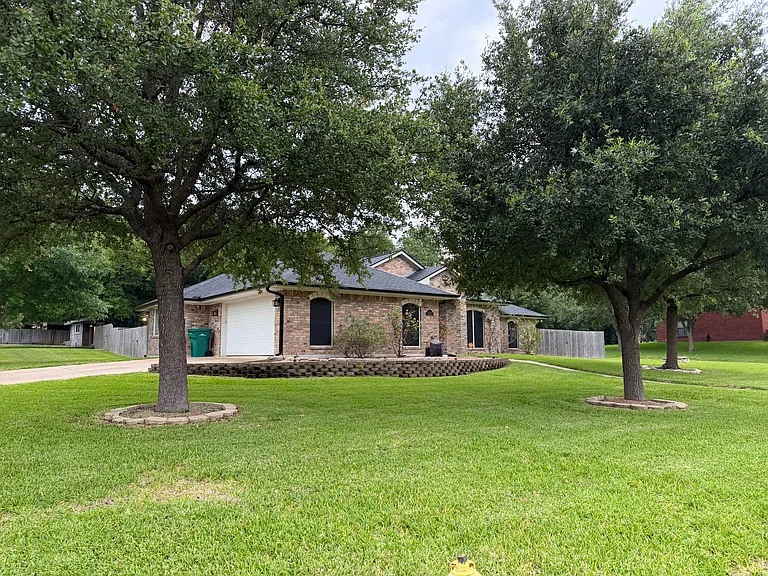 621 S Roy Reynolds Dr — Photo 2