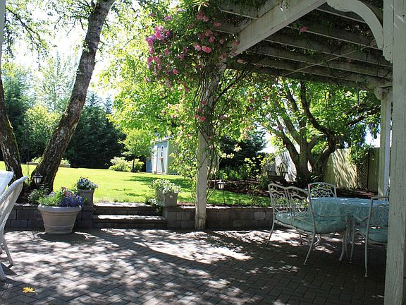 Patio w/ Arbor