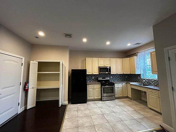 3rd image of 107 E Blackwell St Unit 2