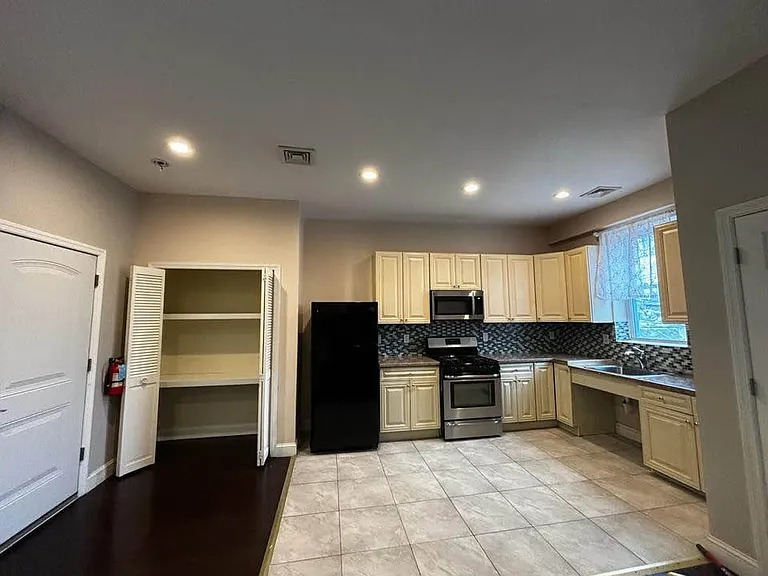 107 E Blackwell St #2 — Photo 3