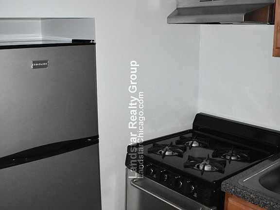 2nd image of 948 W Cuyler Ave APT 208