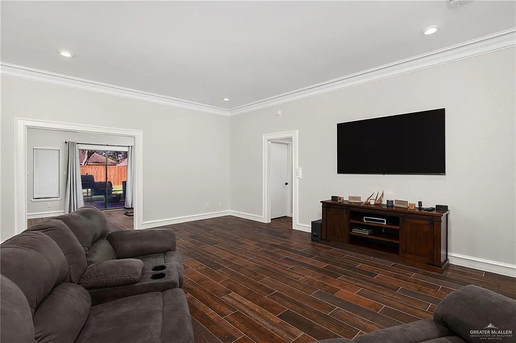 3 bed, 2.5 bath, 1888 sqft, $2,400 — Photo 4