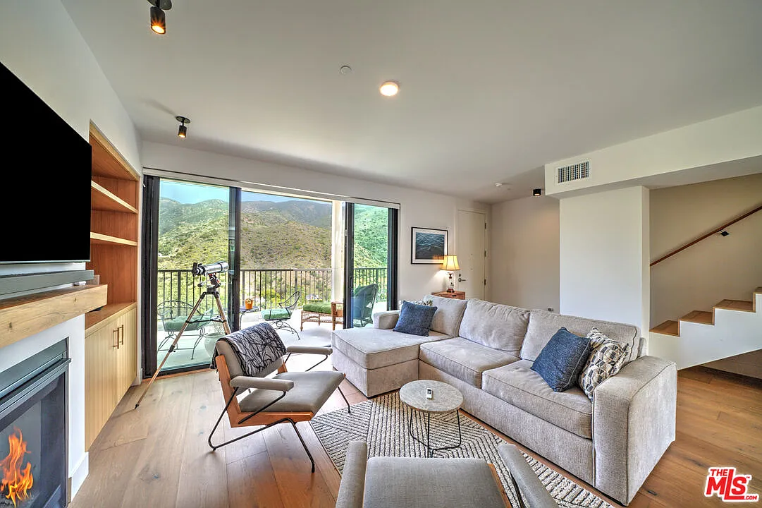 3 bed, 3.0 bath, 1599 sqft, $7,950 — Photo 4