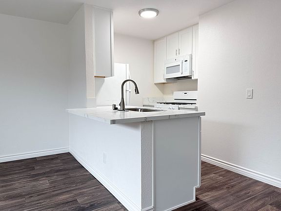 4th image of 3781 Marlborough Ave #320