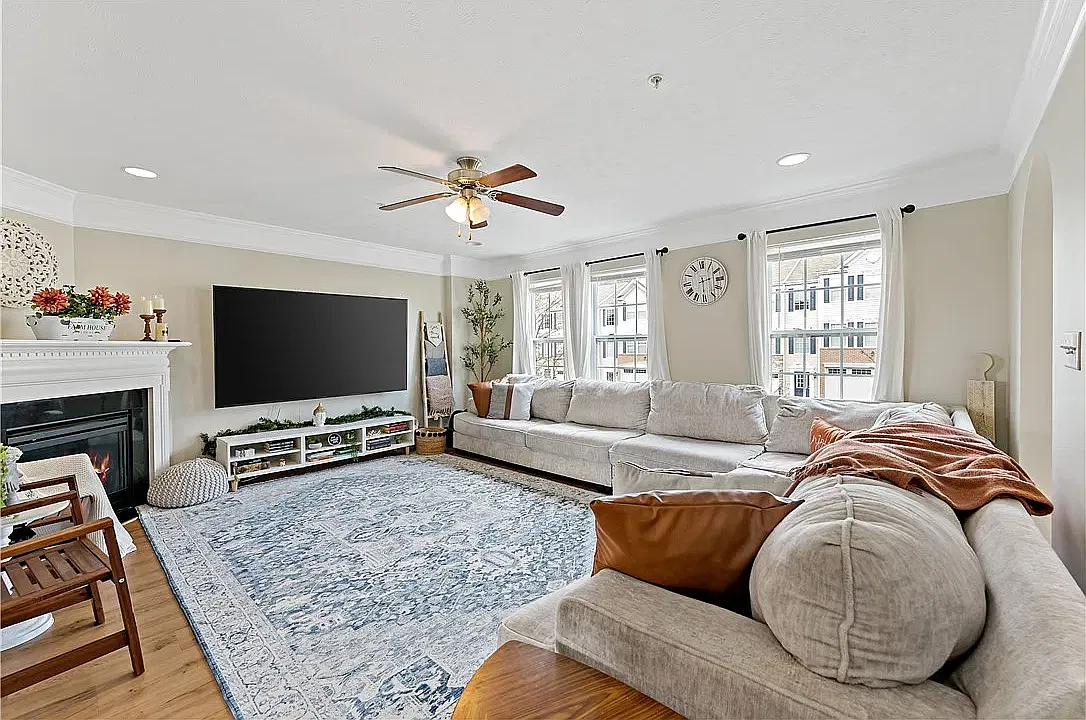 3 bed, 1376 sqft, $2,075 — Photo 2