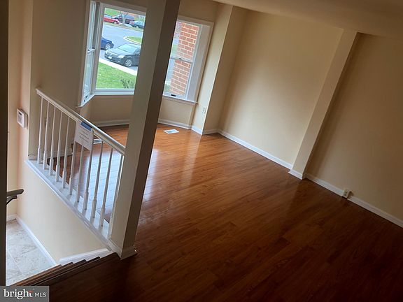 3rd image of 111 Dunsford Ct