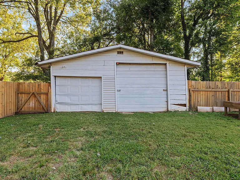 2407 E Main St — Photo 35