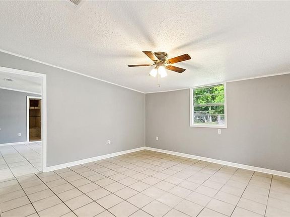 5th image of 261 Jefferson Ave