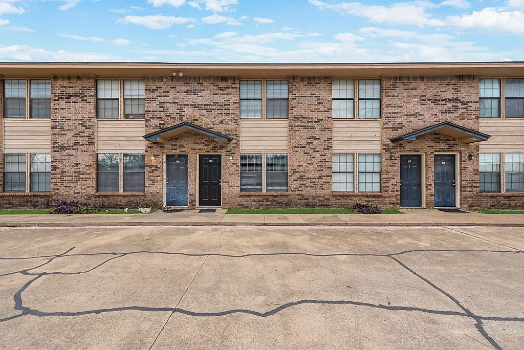 600 Grand Avenue,Arlington,TX-76010 — Photo 1