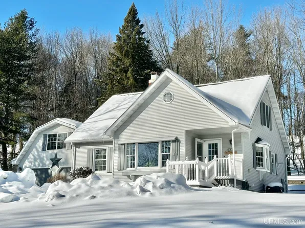 948 E H St, Iron Mountain, MI 49801