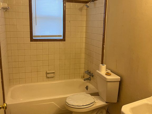 3rd image of 1364 Gormans Ln