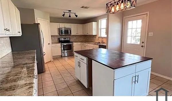 5 bed, 3435 sqft, $3,300 — Photo 1