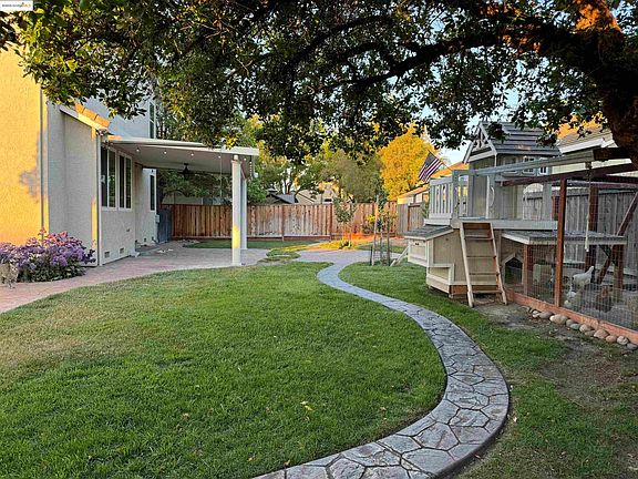 3rd image of 4507 Cove Ln